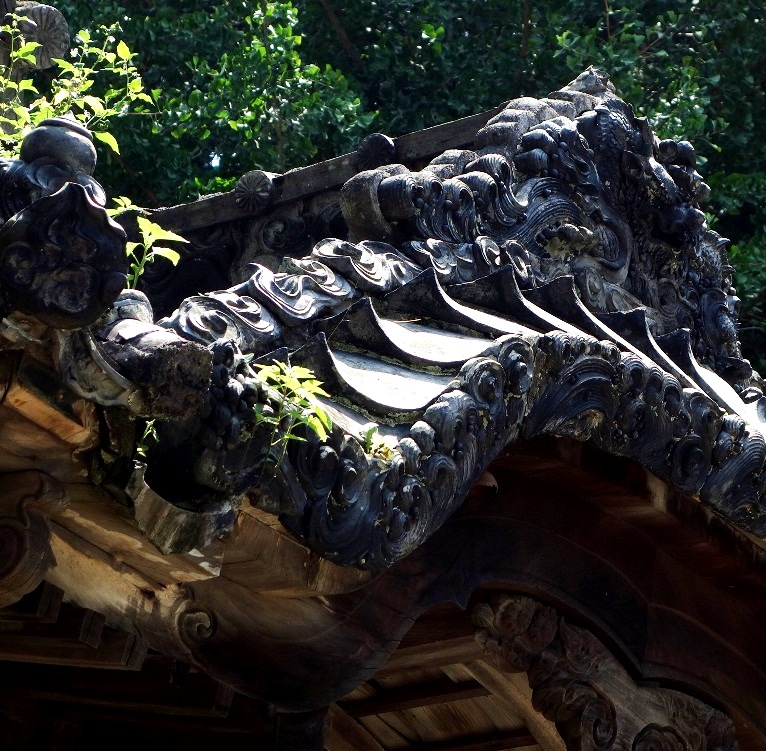 築山古墳のある神崎八幡神社の瓦