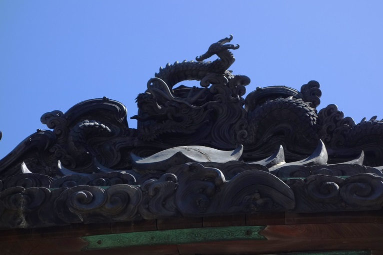 早吸日女神社拝殿の屋根には龍が