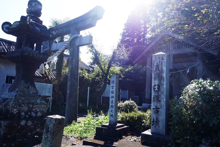 臼杵神社の入口に臼塚古墳の碑