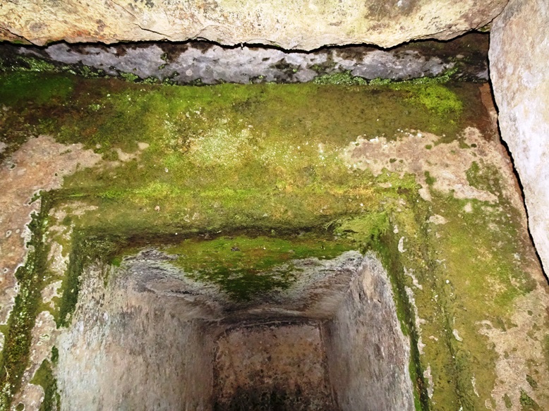 古宮古墳の石棺入口の加工