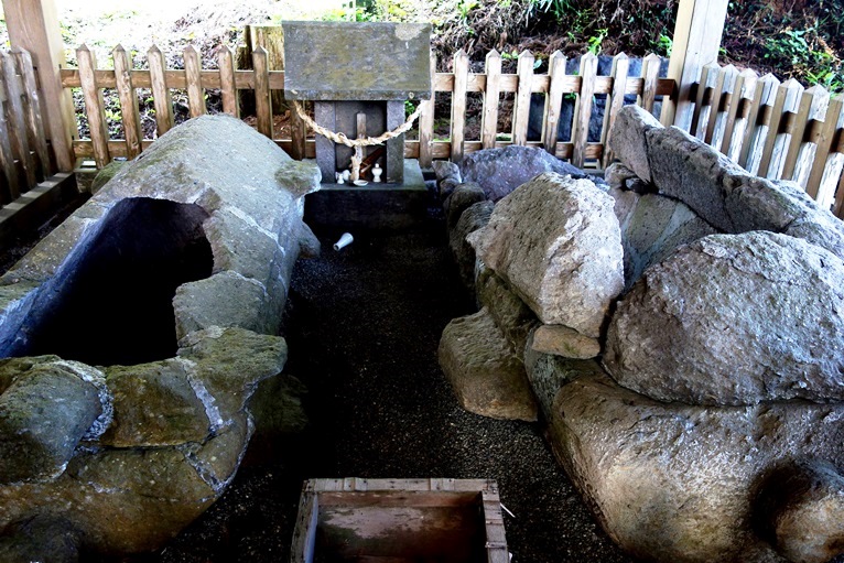 臼塚古墳の舟形石棺