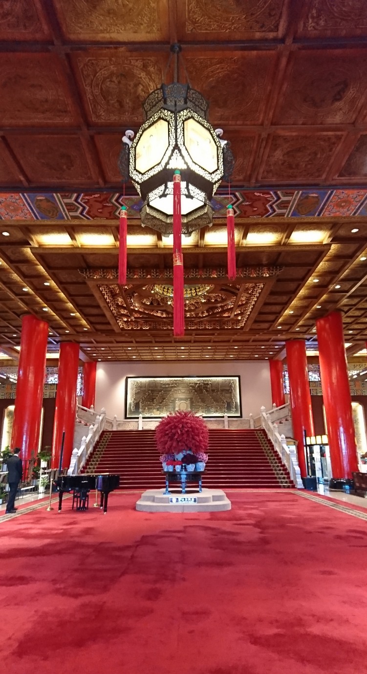円山大飯店ロビーは赤が美しい（台湾・台北）
