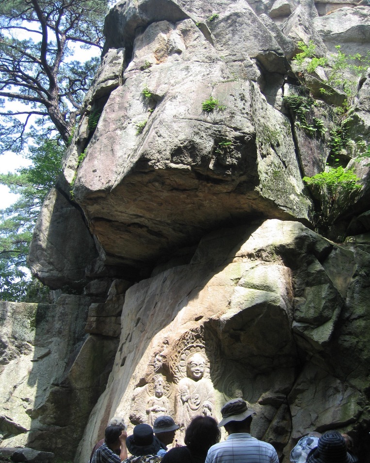 瑞山三尊摩崖仏が刻まれた巨岩