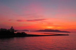 能古島に沈む夕陽（ももち浜から）